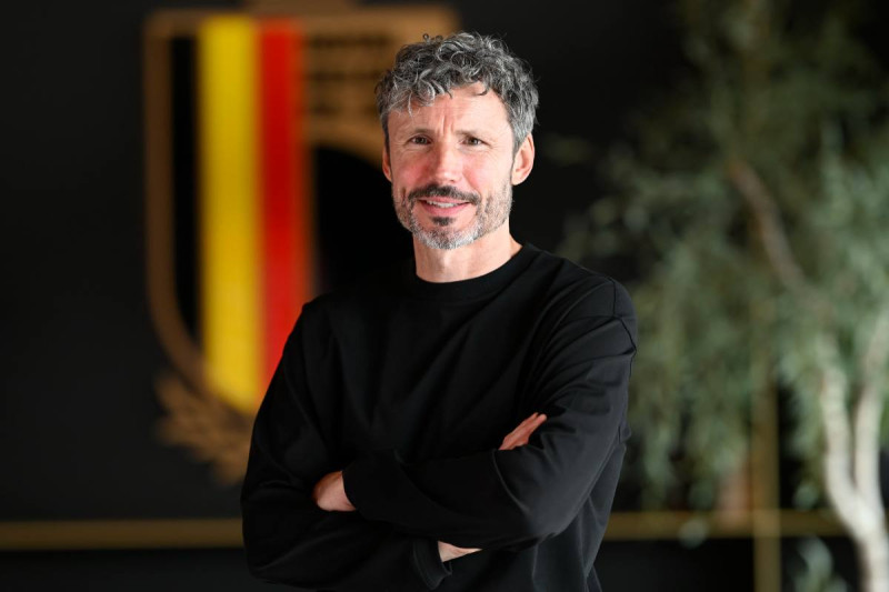 📸 Mark van Bommel maakt eerste selectie bekend en hakt meteen enkele stevige knopen door