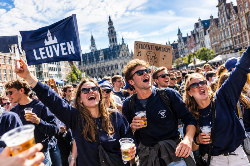 🎥 Duizenden studenten, gratis pintjes en één gigantische cantus: Leuven zet zich schrap