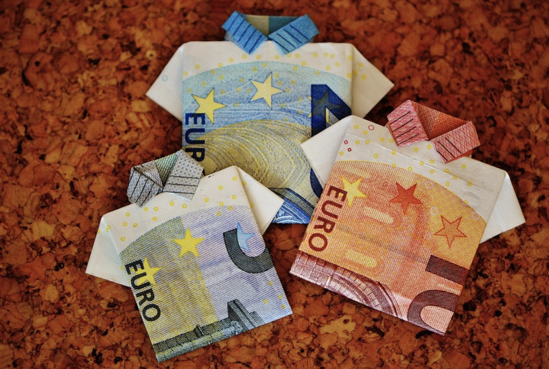 Minder kindergeld, duurdere poetshulp: hoeveel gaat de Vlaamse besparingsronde jou kosten?
