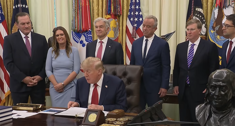 Trump heeft ruzie met de pers. Dus begint hij zelf een televisiezender