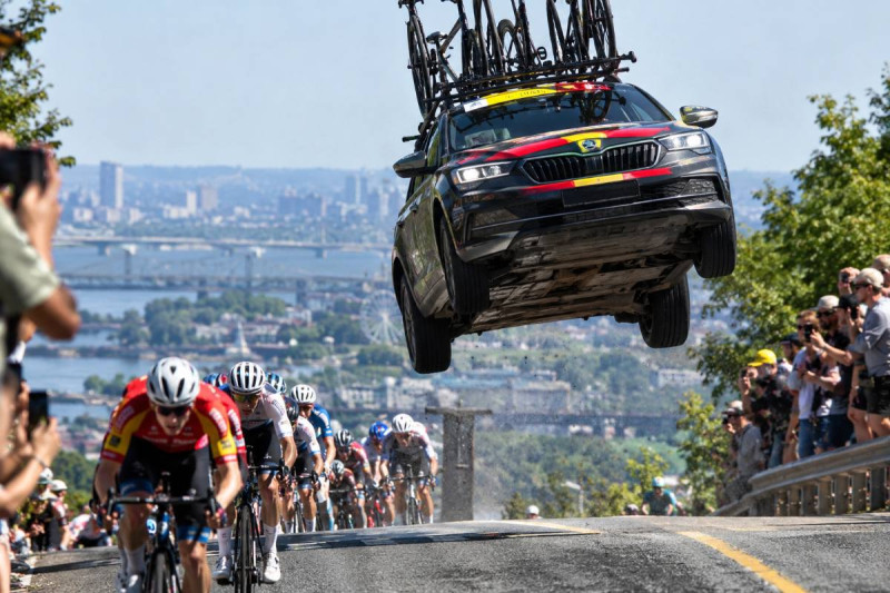 🎥 'Fast & Furious' op WK wielrennen: Spaanse volgwagen gaat compleet los in Montréal