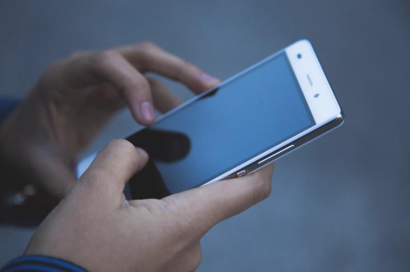 Je smartphone is drie jaar oud en doet alsof hij 87 is: hoe komt dat?
