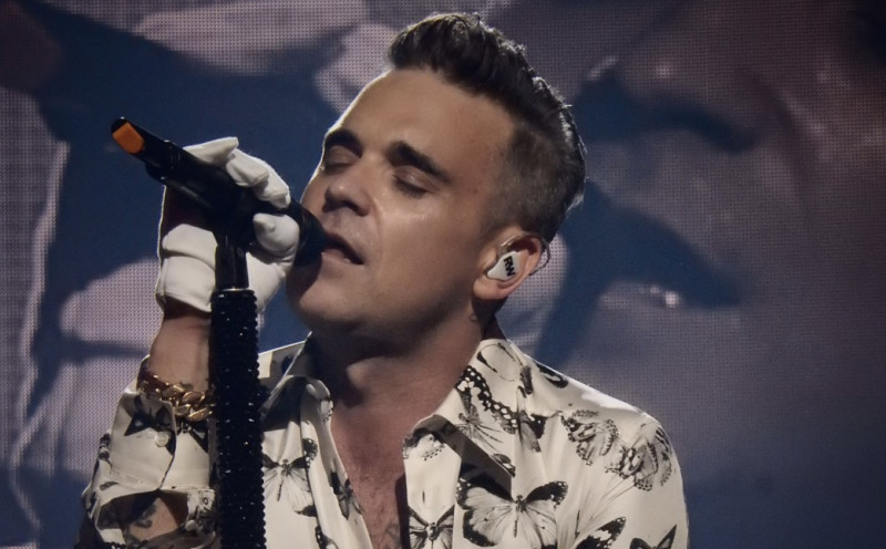 🎥 Concert afgelast? Robbie Williams trekt de straat op en bezorgt zijn fans tóch kippenvel