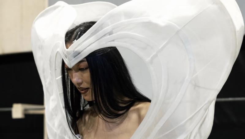 Paris Fashion Week showt kleren die bijna niemand draagt: waarom kijkt de hele wereld dan toch?