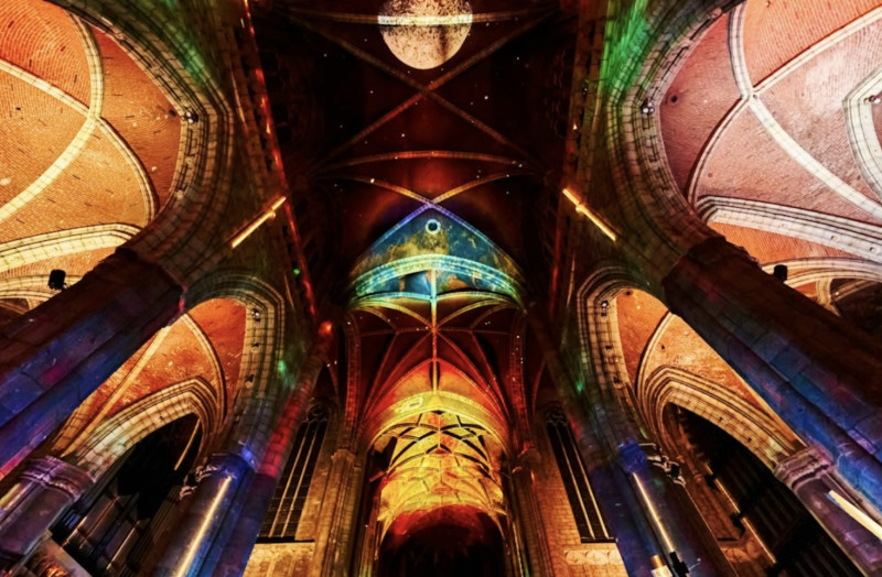 Wat gebeurt er momenteel ’s avonds in deze Brusselse kerk?