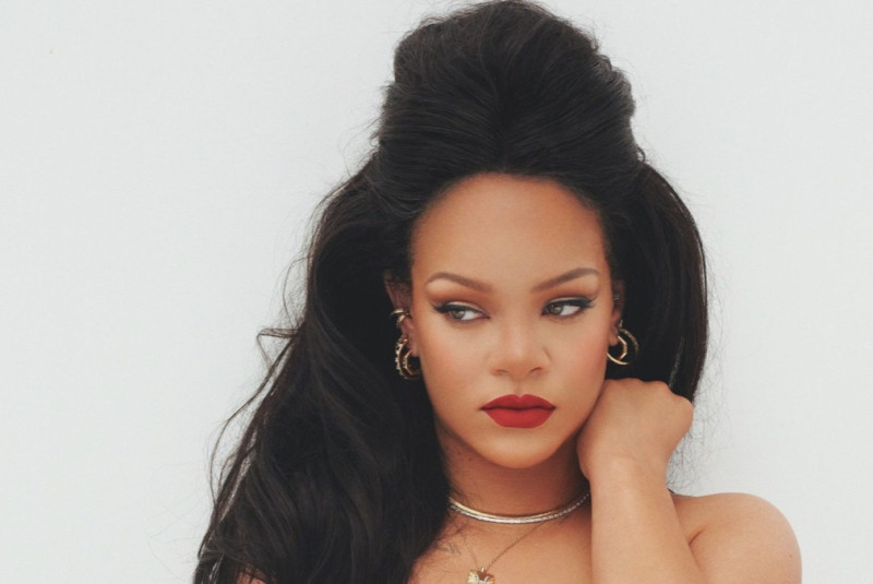 Rihanna trekt rood kant aan voor Savage X Fenty