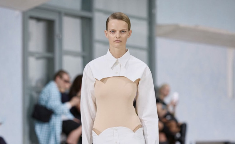 Wie is Julie Kegels, de Belgische ontwerpster die Paris Fashion Week mocht openen?