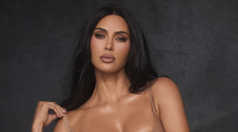 Kim Kardashian heeft een nieuwe moderegel: waarom nog kleren over je lingerie dragen?