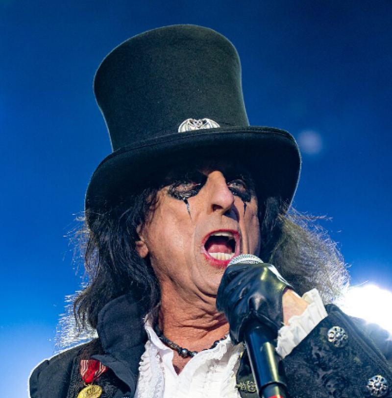 Alice Cooper (78) blikt terug op drank, drugs en demonen: “Golf heeft mijn leven gered”