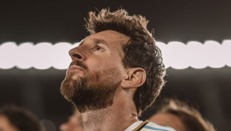 📸 Ronaldo legt de ruzie even stil voor een knuffel aan Messi
