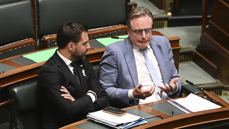 De Wever dreigt met de factuur, Bouchez speelt premier: Arizona kibbelt gewoon verder