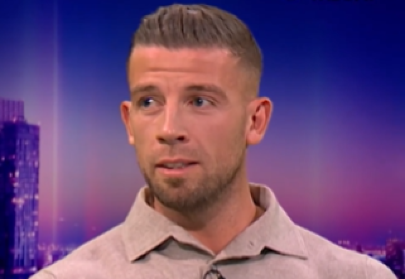 🎥 Met dank aan Jérémy Doku: Toby Alderweireld maakt knaldebuut in legendarisch voetbalmagazine