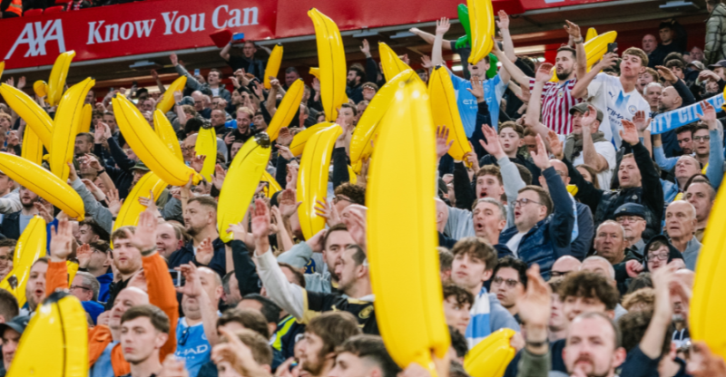 🎥 Sport in beeld: bananengekte op Anfield, compleet geflopte spelersvoorstelling en triatlete crasht vlak voor de finish