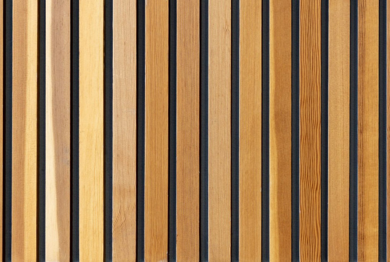 Zijn akoestische panelen echt geluiddempend? De panelen van WoodUpp nemen galm weg, maar isoleren niet tegen de buren