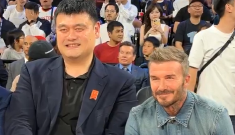 🎥 David Beckham lijkt plots een klein manneke naast deze basketballegende