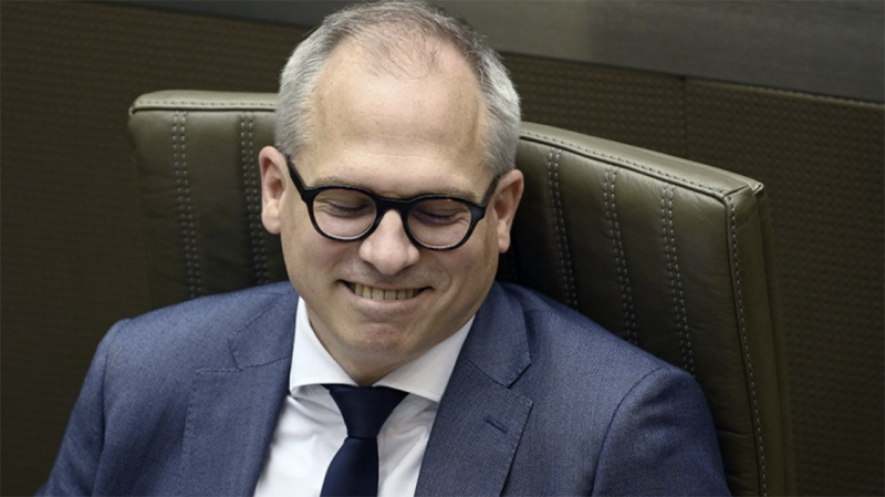 Bezuinigen is voor anderen: broeksriem aan voor de burger, businessclass voor de politiek