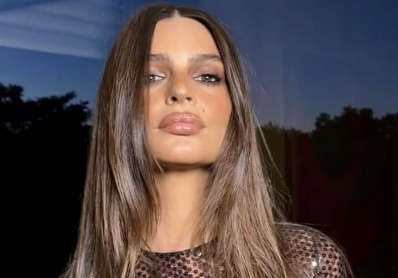 Emily Ratajkowski trekt alle aandacht naar zich toe op gala van George Clooney