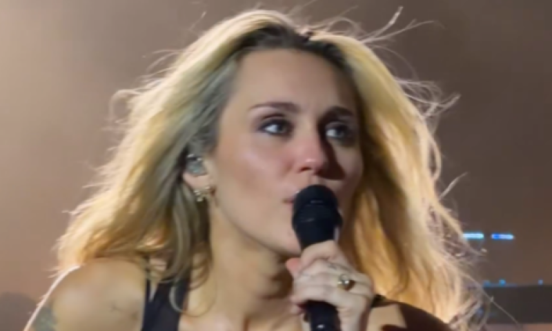🎥 Het wordt Miley Cyrus even te veel: zangeres breekt tijdens eerbetoon aan Dolly Parton