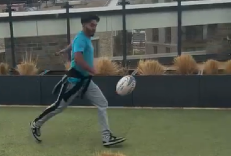 🎥 Wat een waanzin! Man trapt rugbybal van dak het stadion in tijdens Premier League-duel