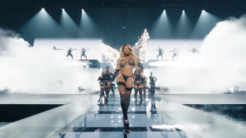 🎥  De engelen van Victoria’s Secret zijn terug, en ze hebben geleerd van TikTok