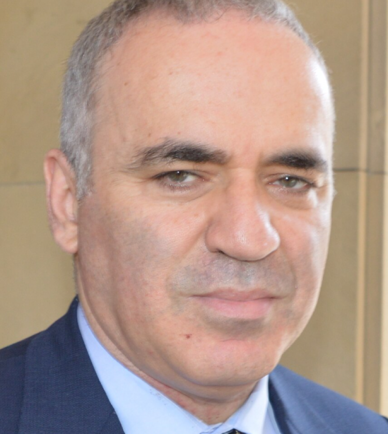 Kasparov fileert Poetin op VTM, maar zet zelf ook een paar stukken verkeerd