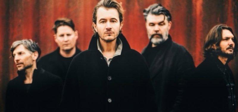 Geen festivalweide, maar een piepklein café: Editors zorgt voor stormloop in Gent