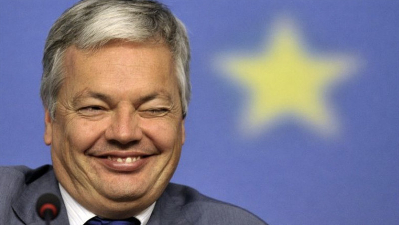 "Een whisky op uw gezondheid": gelekte WhatsApps brengen Reynders opnieuw in lastig parket