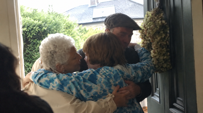 🎥 Eerst toestemming vragen aan je kleinkind voor een knuffel: zelfs oma ontsnapt niet meer aan de consentpolitie