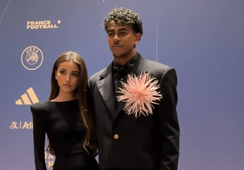 📸 Van Lamine Yamal tot Céline Dept: opvallende outfits en bekende gezichten stelen de show op de rode loper van de Ballon d'Or