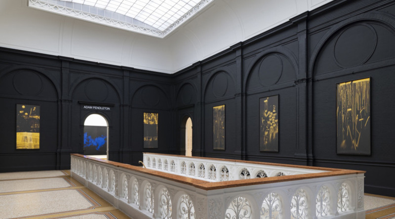 Waarom Adam Pendleton de witte muren van het Stedelijk zwart schildert