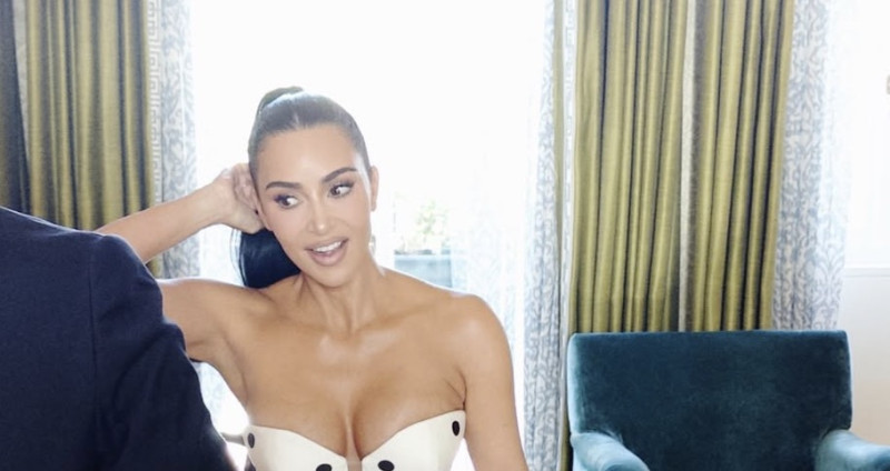 Fans spotten vreemd detail op rug Kim Kardashian en dopen het meteen de ‘backgina’