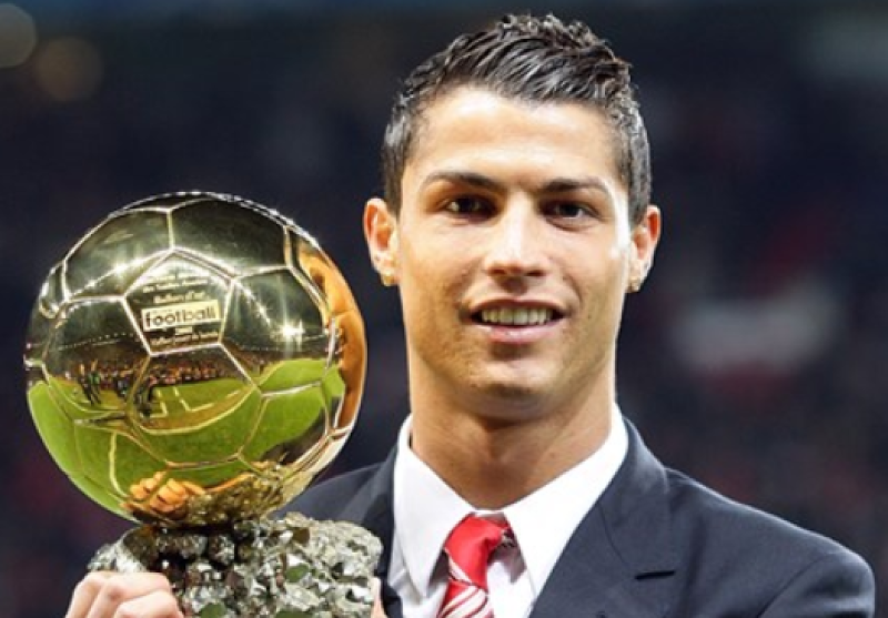 Cristiano Ronaldo kroont zich tot beste Ballon d'Or-winnaar ooit, maar bizarre stemming roept héél véél vragen op