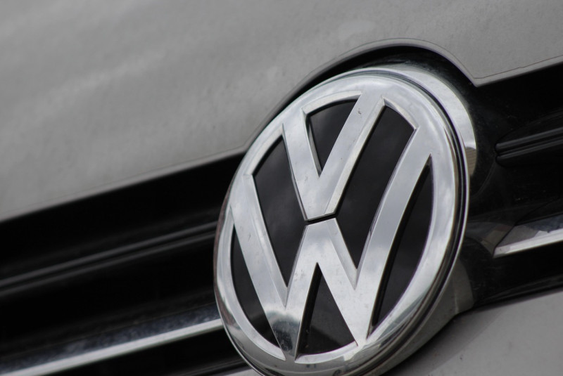 Zeker. Hier zit een lekker P-verhaal in, vooral door de ironie: de EV-verkoop groeit binnen het orderboek, maar net aan die auto's verdient Volkswagen minder. En dan ligt Porsche ook nog eens