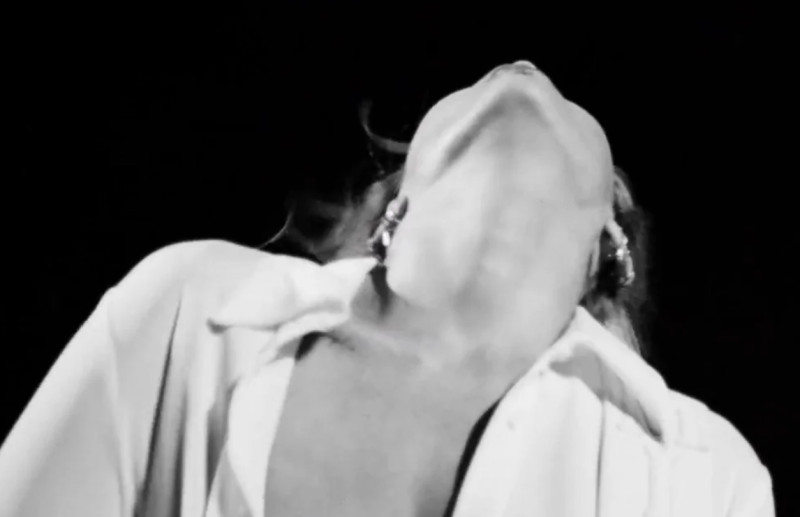Oeps: Miley Cyrus geeft in nieuwe videoclip héél even iets meer prijs dan gepland