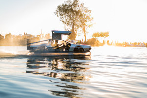 image 6 in DeLorean Hovercraft gallery