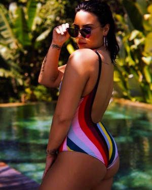 image 3 in demi Lovato gallery