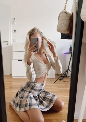 image 4 in eigen selfies gallery