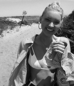 image 12 in Elsa Hosk Vak gallery