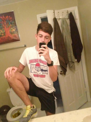 image 3 in foute selfies gallery