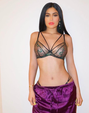 image 10 in kyliejennerie gallery