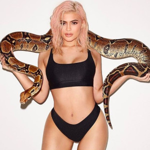 image 12 in kyliejennerie gallery