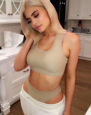 image 8 in kyliejennerie gallery