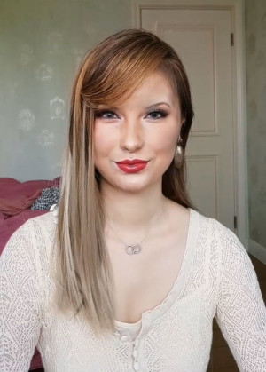 image 3.-Taylor-Swift in make-up gallery