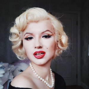 image 6.-Marilyn-Monroe in make-up gallery