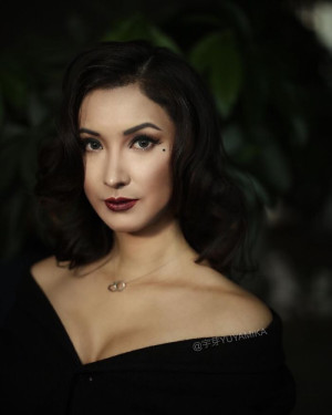 image 9.-Dita-Von-Teese in make-up gallery