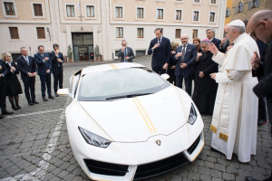 image 9 in Pauselijke Lambo gallery