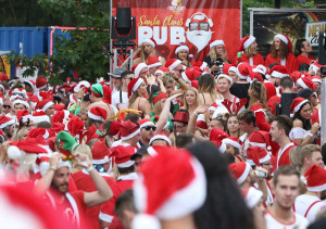 image 13 in Santa Pub Crawl gallery