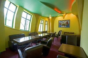 image 2 in Scheve huis gallery