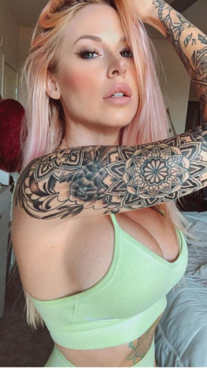 image 10 in sideboob2 gallery