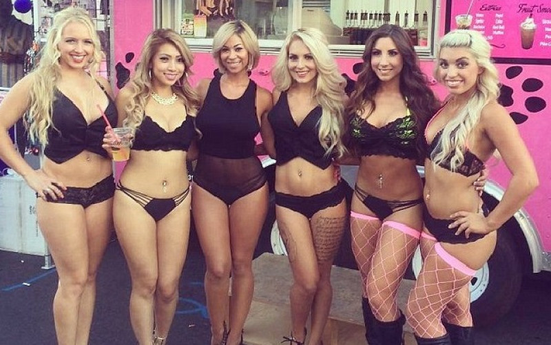 Verbod topless barista's weer wat dichterbij (foto's - nu het nog kan)